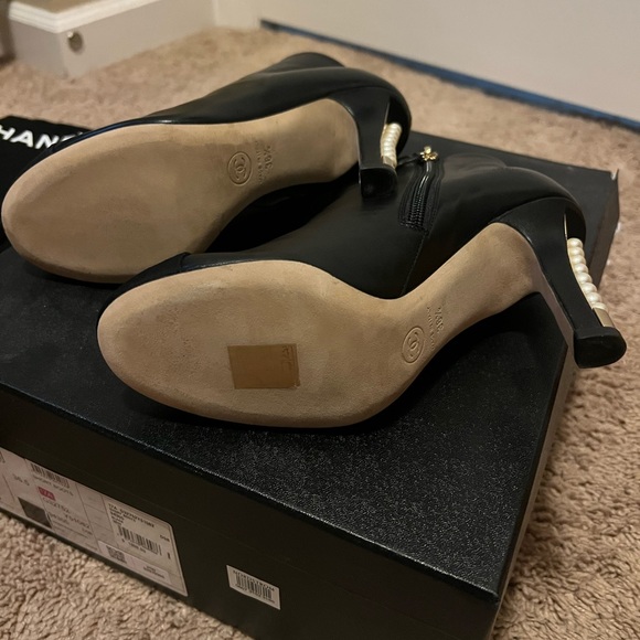 Authentic Chanel Black 17A Lambskin Leather Cc Pearl Short Ankle bootie 36.5 - Picture 11 of 11